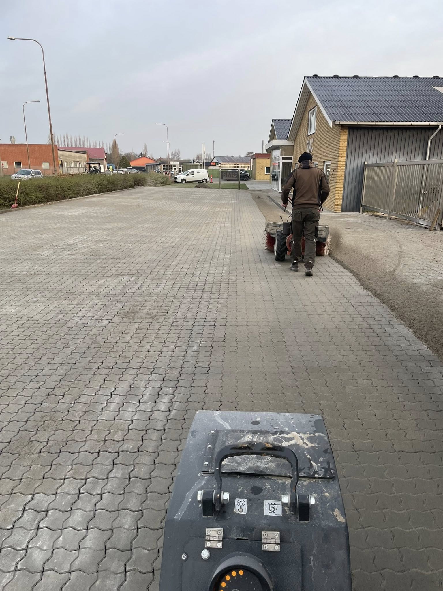 Brolægger ved arbejde på belægning