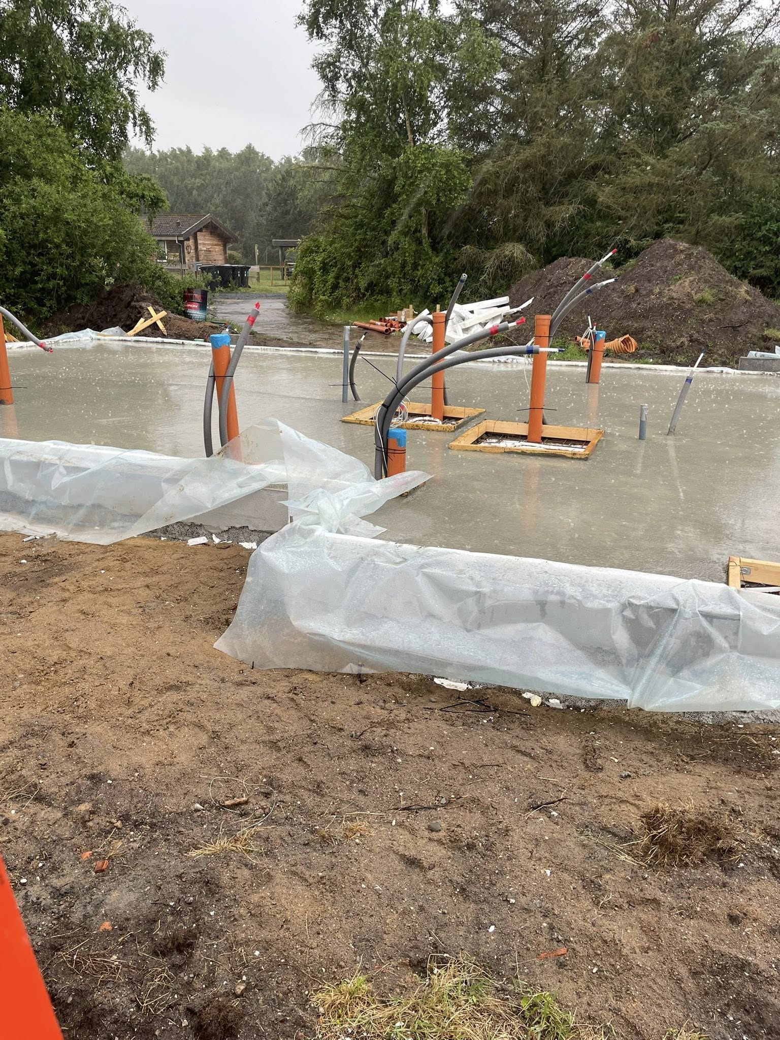 Kloakrør og fundament under støbning