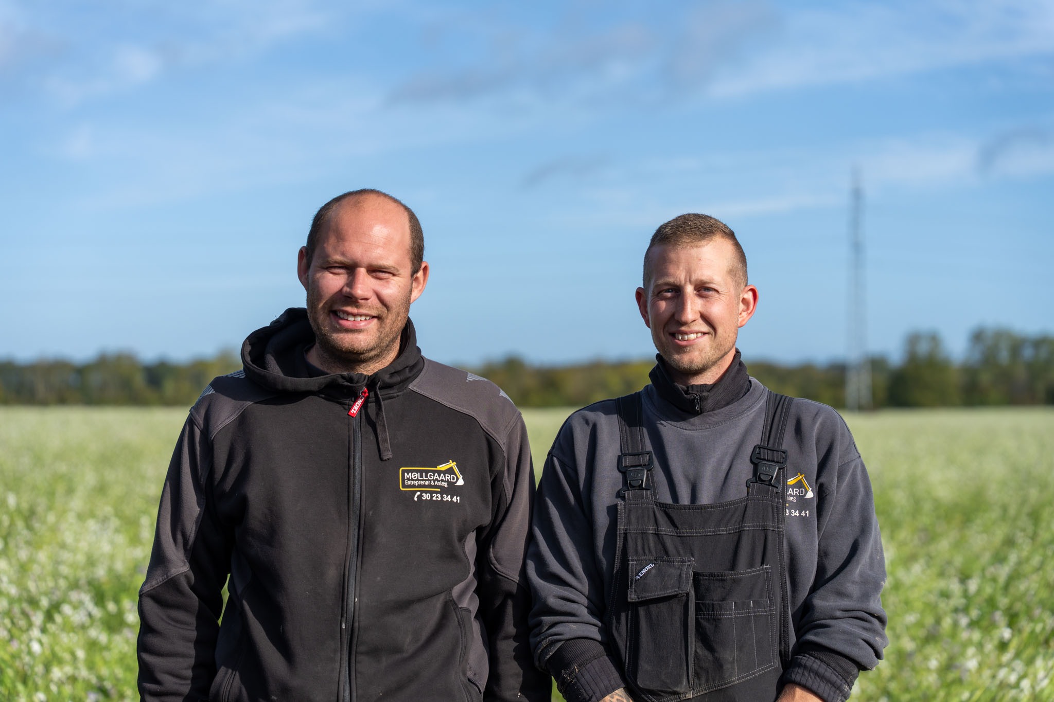 Niclas og holdet fra Møllgaard Entreprenør & Anlæg på en mark på Lolland